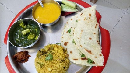 Roti with Palak Paneer, Salad, Flavoured Rice