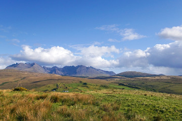 Ausblick über Berge auf der Isle of Skye in Schottland