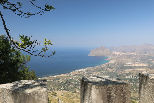 Vue panoramique vers Monte Cofano vu de Erice, île Sicile, Italie. Mont Cofano et la mer Méditerranée sur l'arrière-plan