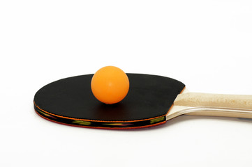 Tischtennisschläger mit Ball freigestellt auf weißem Hintergrund