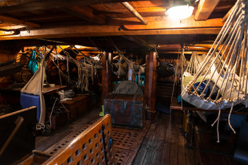 Obraz na płótnie Canvas interior de un barco de madera o camarote de un barco velero antiguo