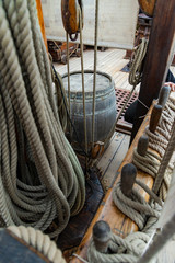 barco velero de madera antiguo con cuerdas y velas