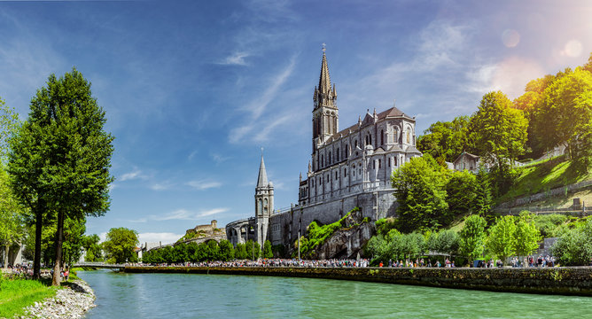 Basilika Notre Dame in Lourdes Frankreich Europa
