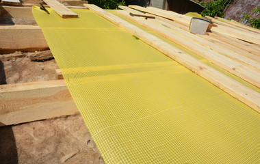 Roofing construction with roof insulation and waterproofing membrane