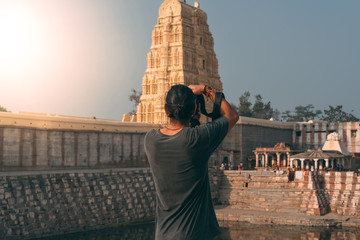 Hombre de pelo largo viajando y tomando fotos en India