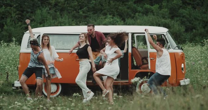 Big group of friends having fun ready to party and have the time of their lives in the beautiful nature. 4k