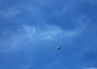 Flugzeug am blauen Himmel