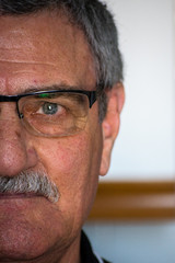 occhi intensi azzurri con occhiali