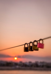 Obraz premium Multi-colored padlocks intertwined