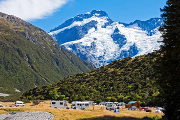 Photo sur Plexiglas Aoraki/Mount Cook Le terrain de camping dans le parc national d& 39 Aoraki/Mount Cook, en Nouvelle-Zélande, éclipsé par les montagnes environnantes.