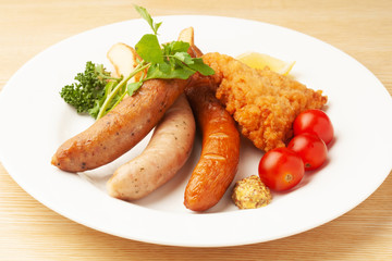 ソーセージとフライドチキンの盛り合わせ