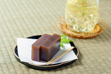 和菓子 羊羹と冷えたお茶