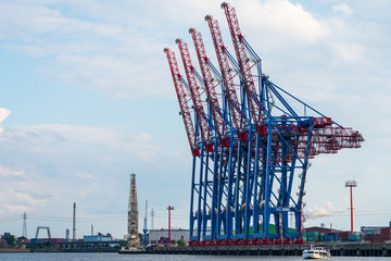 große Krananlage im Hafen