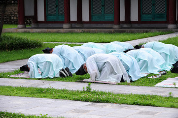 Korean confucians deep bowing - obrazy, fototapety, plakaty