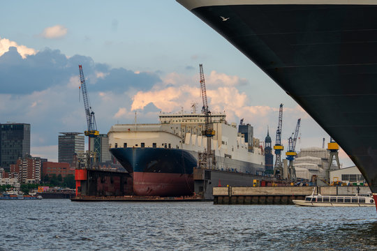 Gro&szlig;er Schiffsbug im Hamburger Hafen mit Trockendock