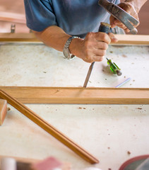 The hand of the craftsman who is repairing the paint job