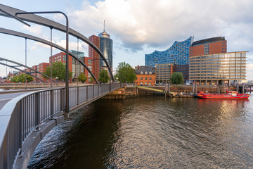 Hafen in Hamburg bei Sonnenuntergang