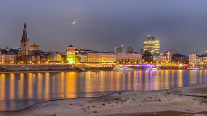 Obraz premium Panorama der Düsseldorfer Altstadt bei Nacht