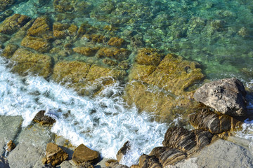 olas del mar mediterraneo en la costa