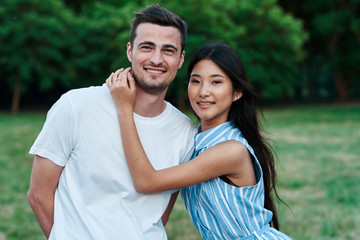 Obraz premium happy couple in the park