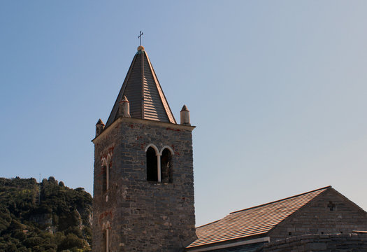 Torre campanaria con finestra bifora e cielo