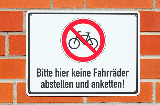 Fotos Lizenzfreie Bilder Grafiken Vektoren Und Videos Von Fahrradverbotsschild Adobe Stock