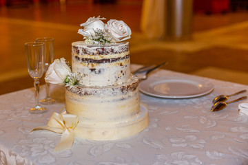 Decoración de la tarta de boda y las copas del champán