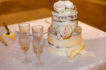 Decoración de la tarta de boda y las copas del champán