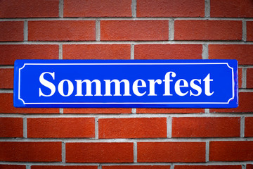 Sommerfest Schild blau an Backsteinwand