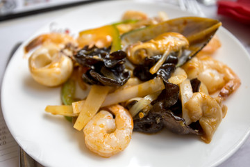 crevettes, poisson et champignons sautées au wok