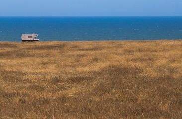 Obraz premium Una autocaravana aparcada en un paraje natural junto al océano Atlántico en la costa portuguesa