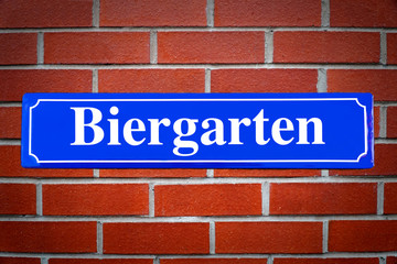 Biergarten Schild blau an Backsteinwand