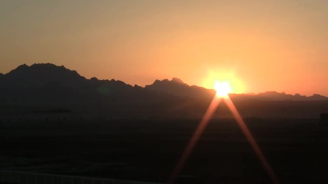 Sonnenuntergang hinter Bergen 