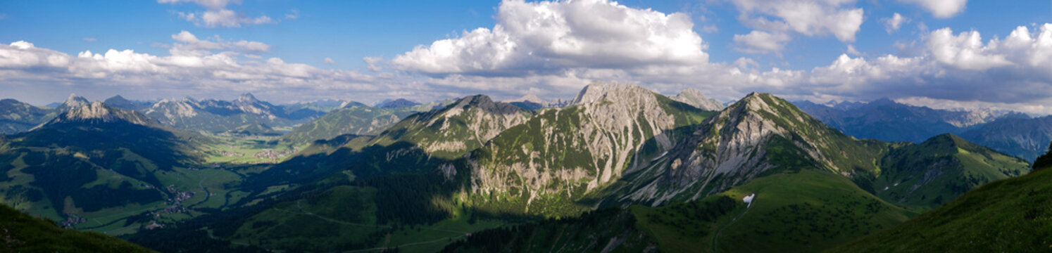 Panorama Tannheimer Tal vom Einstein bis zum Bschie&szlig;er vom Iseler aus gesehen