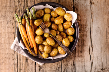 Baked Vegetables Grilled Carrots and Potatoes Vegetables Cooked on the Grill Wooden Background Healthy Diet Food Horizontal Copy Space