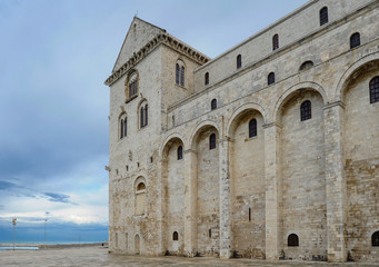 Obraz premium The grace of the cathedral emphasizes strict arcade, stretching along the entire basilica.
