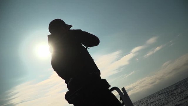 ルアーフィッシングを楽しむ釣人