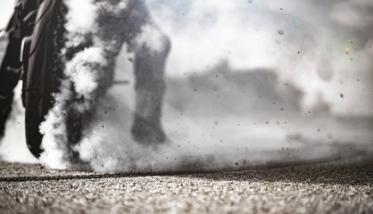 wilder Motorradfahrer lässt die Reifen bei einem Burnout durchdrehen und macht einen Donut
