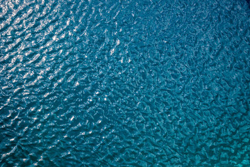 Türkises Wasser Oberfläche mit kleinen Wellen Hintergrund