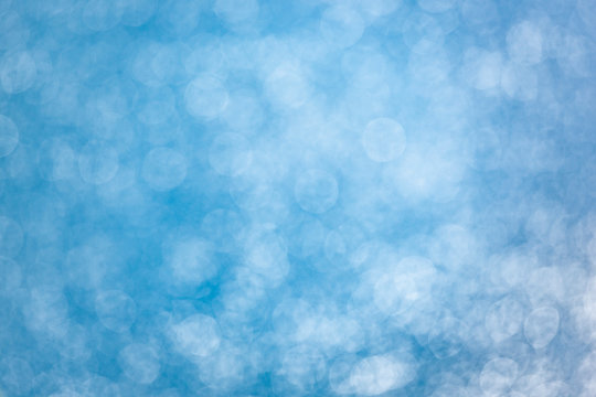 Sonnenflecken auf blauem Wasser mit Unsch&auml;rfe Effekt hintergrund