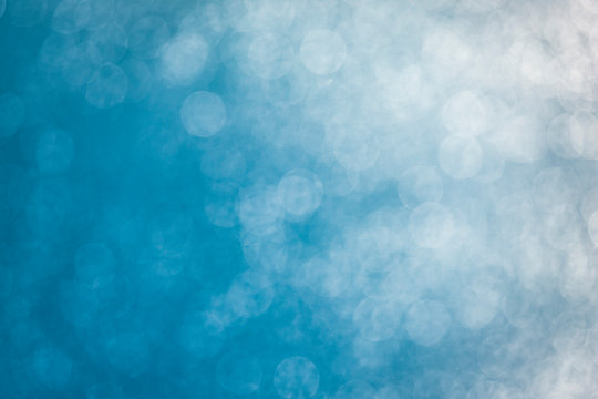 Sonnenflecken auf blauem Wasser mit Unsch&auml;rfe Effekt hintergrund
