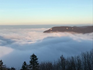 Blick vom Hohen Neuffen auf Wolkendecke über dem Neuffener Tal der Schwäbischen Alb