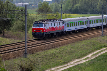 Fototapeta premium Pociąg elektryczny w lesie