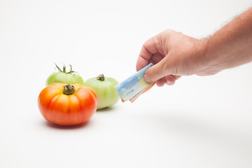Tomates, fruta y dinero al lado, el precio de los productos, la venta de los productos, lo que...