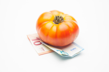 Tomates, fruta y dinero al lado, el precio de los productos, la venta de los productos, lo que...