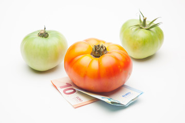 Tomates, fruta y dinero al lado, el precio de los productos, la venta de los productos, lo que cuesta la agricultura. El precio de la cosecha. Lo que nos cuestan las cosas