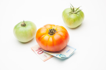 Tomates, fruta y dinero al lado, el precio de los productos, la venta de los productos, lo que cuesta la agricultura. El precio de la cosecha. Lo que nos cuestan las cosas