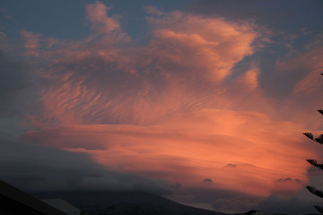 Fototapeta premium Eine leuchtende Wolke über Kreta