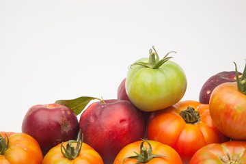 Naklejka na ściany i meble Nectarinas, tomates maduros y tomates cherri sobre un fondo blanco. Los productos han sido traidos de un huerto ecológico, cultivados sin productos químicos ni pesticidas.