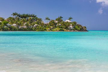 Fototapeta na wymiar White sandy beach and turquoise waters on carebbian island of St. Maarten